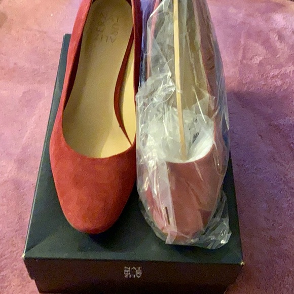 Naturalizer Gloria Lush Red Suede Pump - Picture 5 of 5